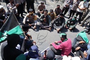 Dengarkan Aspirasi Mahasiswa, Kapolres Situbondo Duduk Lesehan di Jalan Raya