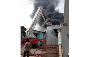 Dua Gudang Penyimpanan Elektronik hingga Sepatu di Surabaya Hangus Terbakar