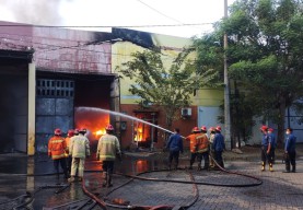 Dua Gudang Pengolahan Limbah B3 PT SBS di Sidoarjo Terbakar