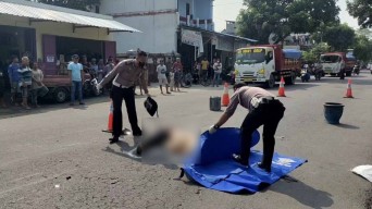 Senggol Pedagang Tahu, Cewek Biker Honda CB150R di Kediri Tewas Terlindas Truk