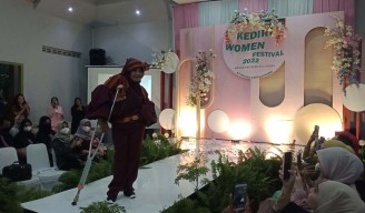 Peragaan Busana Tenun Ikat Khas Kota Kediri Libatkan Kaum Disabilitas