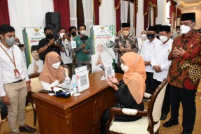 Khofifah Bersama Jajaran OPD dan BUMD Serahkan Zakat Melalui Baznas di Grahadi