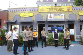 Khofifah Dampingi Kapolri Tinjau Kesiapan Mudik Lebaran di Terminal Purabaya