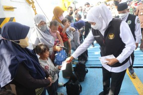 Gubernur Jatim Khofifah Tinjau Arus Mudik di Pelabuhan Jangkar Situbondo