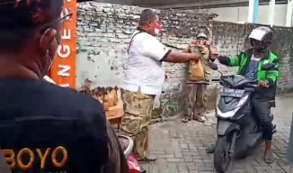 Ketika Para Penyandang Disabilitas di Surabaya Berbagi Ratusan Paket Takjil