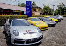 Komunitas Penggemar Mobil Mewah Surabaya Bagikan 5 Ton Beras untuk Warga