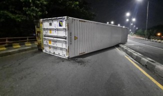 Hindari Fly Over Trosobo Sidoarjo, Ada Truk Kontainer Terguling