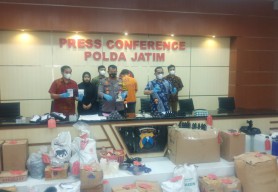 Gudang Produksi Kosmetik Ilegal Beromzet Miliaran Rupiah di Surabaya Digerebek