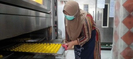 Produsen Kue Kering di Tambakrejo Jombang Banjir Pesanan Jelang Lebaran