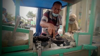 Kue Leker Arang di Lamongan Tetap Eksis Selama 22 Tahun