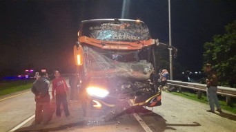 Tabrak Truk Tangki Misterius, Bus Pariwisata Ringsek di Tol Jombang