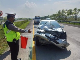 Rem Blong, Truk Boks Tabrak Dua Mobil di Tol Sumo, 2 Orang Terluka