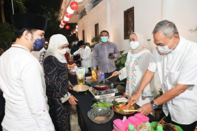 Begini Keseruan Lomba Masak Bandeng di Grahadi, Pesertanya Kepala OPD