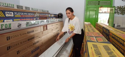 Mantan Pramugari Cantik Ini Banting Setir Jualan Plafon