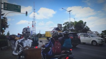 Jeritan Hati Manusia Silver di Lamongan, Rela Iritasi Kulit demi Hidupi Keluarga