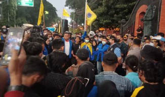 Hujan-hujanan, Mas Dhito Tampung Aspirasi Mahasiswa