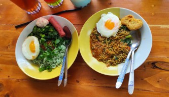 Ada 100 Jenis Mie Instan Dalam dan Luar Negeri di Warung ini, Yuk Buka Bersama!