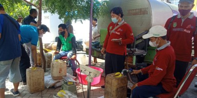Pedagang Pasar Setono Betek Kediri Digerojok 6 Ton Minyak Goreng Murah