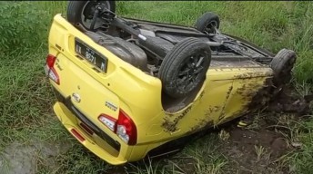 Sopir Kurang Konsentrasi, Mobil Ayla Nyungsep Terbalik di Sidoarjo