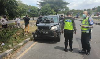 Warga Sidoarjo Tabrak Truk Parkir di Suramadu, Moncong Mobil Ringsek