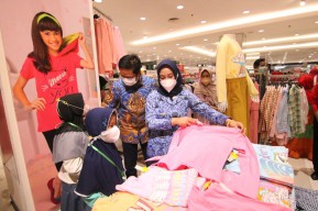 Sehari Jadi Orang Tua Asuh, Ning Ita Ajak 50 Anak Yatim Belanja Lebaran