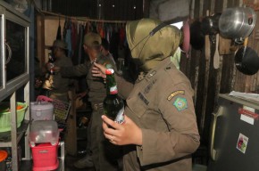 Operasi Pekat, Satpol PP Sidoarjo Amankan Ratusan Botol Miras Ilegal