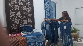 Mengintip Pameran Shibori di Surabaya, Fashion Khas Jepang yang Kini Ngehits
