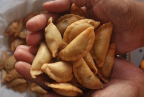 Bingung Cari Kue Lebaran? Coba Pastel Mini Rasa Pedas Manis Made in Jombang Ini