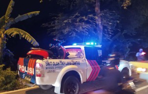 Pemotor Wanita Nyemplung ke Sungai di Lamongan Usai Tabrak ODGJ