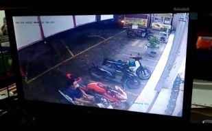 Pria Bersarung Terekam CCTV Curi Motor Pegawai Minimarket di Sidoarjo