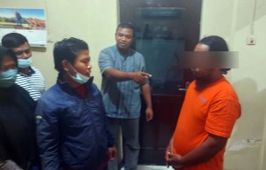 Gegara Masuk Kamar Emak-emak, Pencuri Uang di Kediri Dihajar Warga