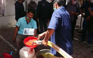 Minyak Goreng Curah Bersubsidi Disalurkan ke Pedagang Pasar di Tulungagung