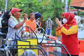 TP PKK Gandeng Organisasi Wanita di Kota Pasuruan Keliling Bagi Takjil Gratis