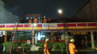 Alfamart di Jalan Diponegoro Surabaya Terbakar, 11 Mobil PMK Padamkan Api