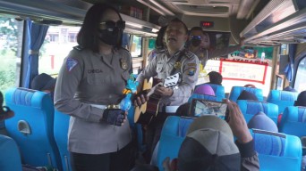 Hibur Pemudik, Polisi di Jombang Rela "Ngamen" di Bus