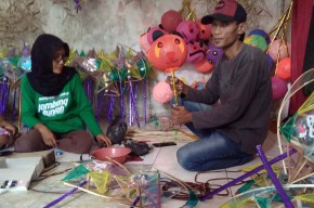 Jelang Lebaran, Produsen Lampion Karakter di Jombang Banjir Pesanan