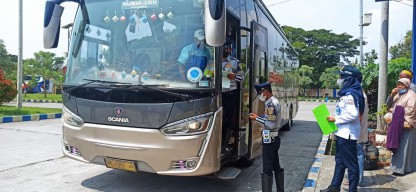 Jelang Lebaran, Petugas Terminal Seloaji Ponorogo Periksa Kesiapan Armada Bus