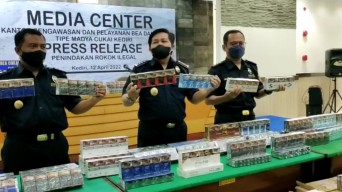 Pengiriman 816 Ribu Batang Rokok Ilegal Digagalkan di Kediri