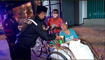 Sahur On The Road, Polres Bangkalan Berbagi Nasi Bungkus