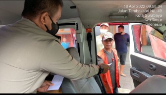 Petugas Samsat Keliling Manyar Melayani Sambil Berbagi di Bulan Ramadan