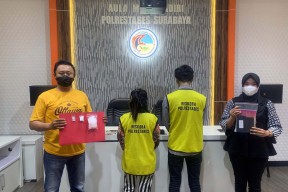 Kompak Edarkan Sabu, Sepasang Kekasih di Surabaya Digerebek Polisi Tengah Malam