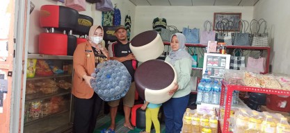Sofa Keren Buatan Ponorogo Ini Berbahan Botol Air Mineral