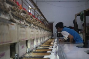 Jelang Hari Lebaran, Order Songkok Nasional di Jombang Membludak