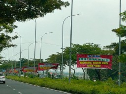 Puluhan Spanduk Pemilu Ditunda Sambut Kedatangan Sandiaga Uno di Madura
