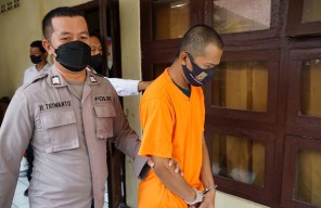 Gak Ada Akhlak! Suami ini Ikut Nimbrung saat Istri Sirinya Dibooking Pelanggan