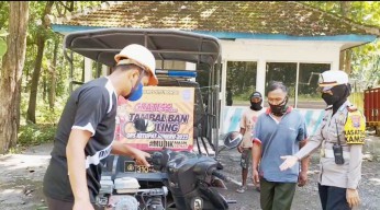 Pemudik Jangan Galau Ban Bocor, Ada Tambal Ban Gratis di Hutan Baluran Situbondo