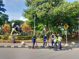 Polisi Bakal Tindak Pengguna Skuter Listrik di Alun-alun Kota Batu