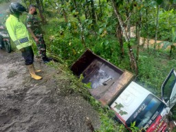 Tanjakan Biting Ponorogo Memakan Korban Lagi, Truk Terguling Masuk Parit
