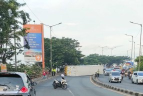 Sempat Macet Akibat Truk Terguling, Jalur Surabaya-Mojokerto Kembali Lancar