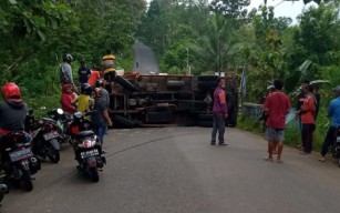 Truk Sembako Terguling di Sooko Ponorogo, Jalan Sempat Macet